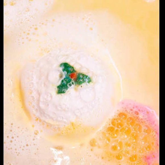 LUSH Golden Pudding Bath Bomb - Picture 3 of 3
